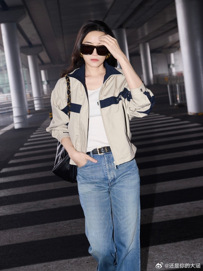 宋佳到巴黎就开始唠嗑真的羡慕能和宋佳唠嗑的粉丝，刚到巴黎的她温柔又健谈，签名更是