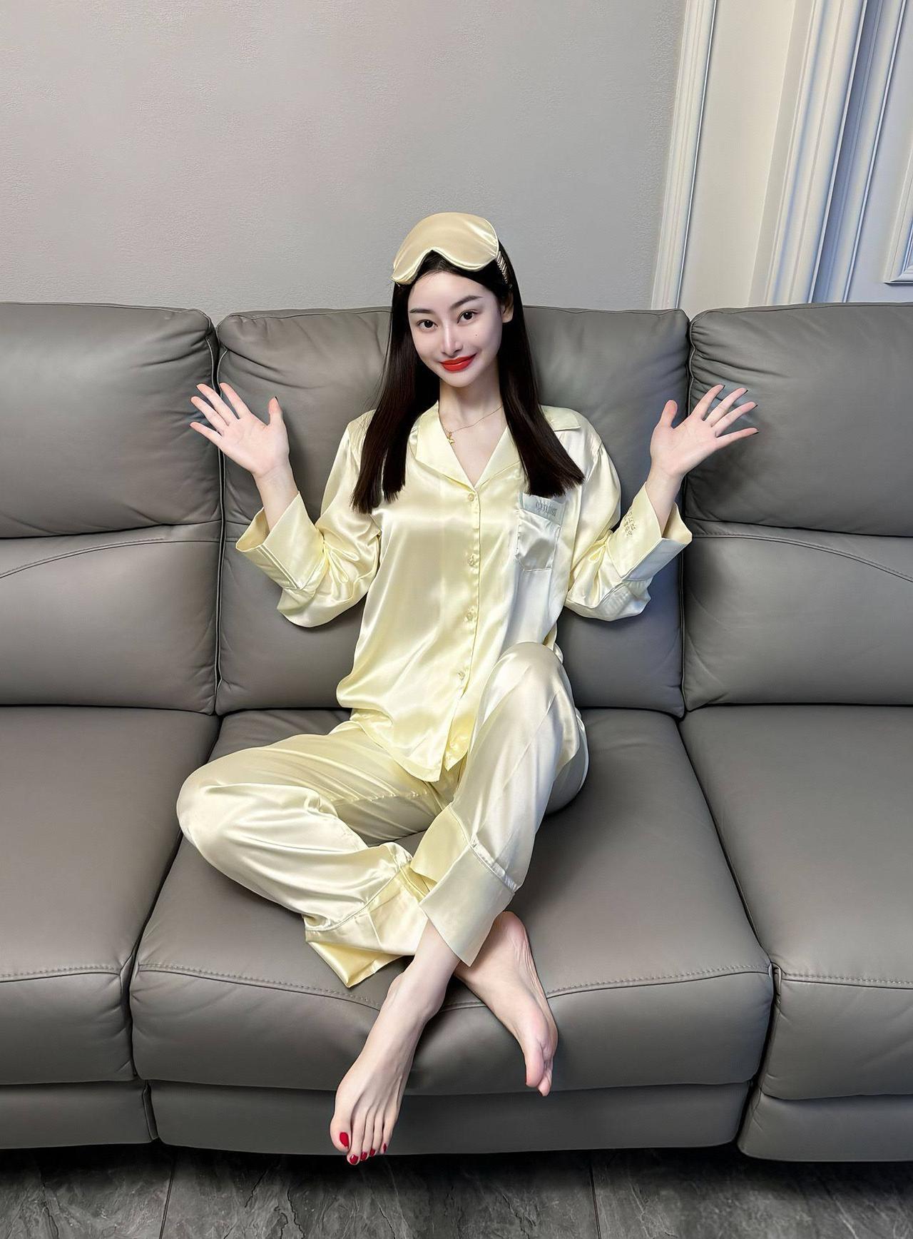 分享一下你随手拍下的照片我刚试穿了新睡衣，舒适得像云朵，迫不及待想周末宅家躺平了