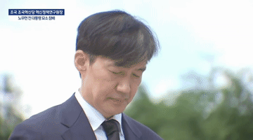 准备干一番大事业的曹国最近忙着扫墓，他先是扫完金大中的墓，又马不停蹄带队去祭拜卢