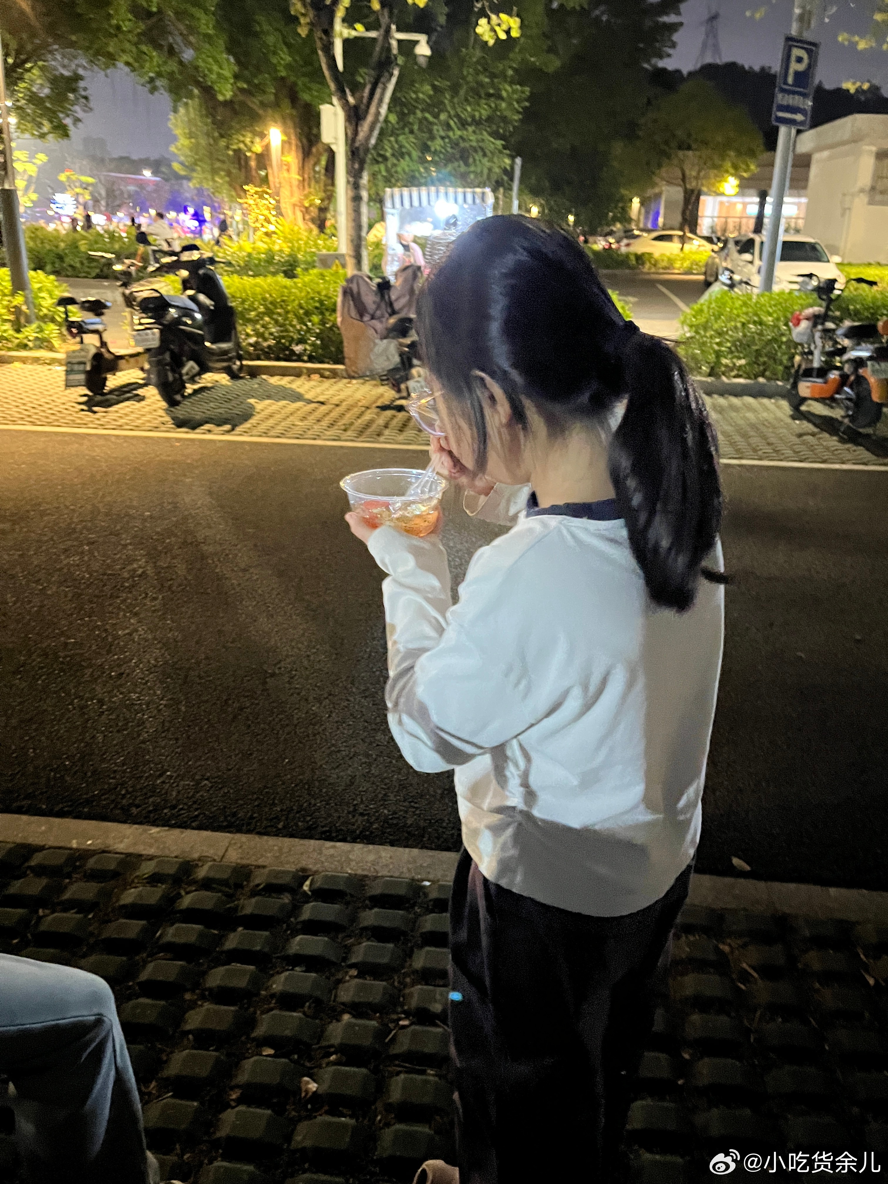 带这3个娃来公园玩，真不容易，两个大要去一边玩，这个小的要玩沙子，老二又在那里那