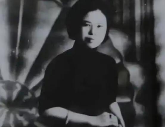 1947年腊月二十八，重庆歌乐山杨家山的秘密囚室里，几个特务按住一个女人的手脚。