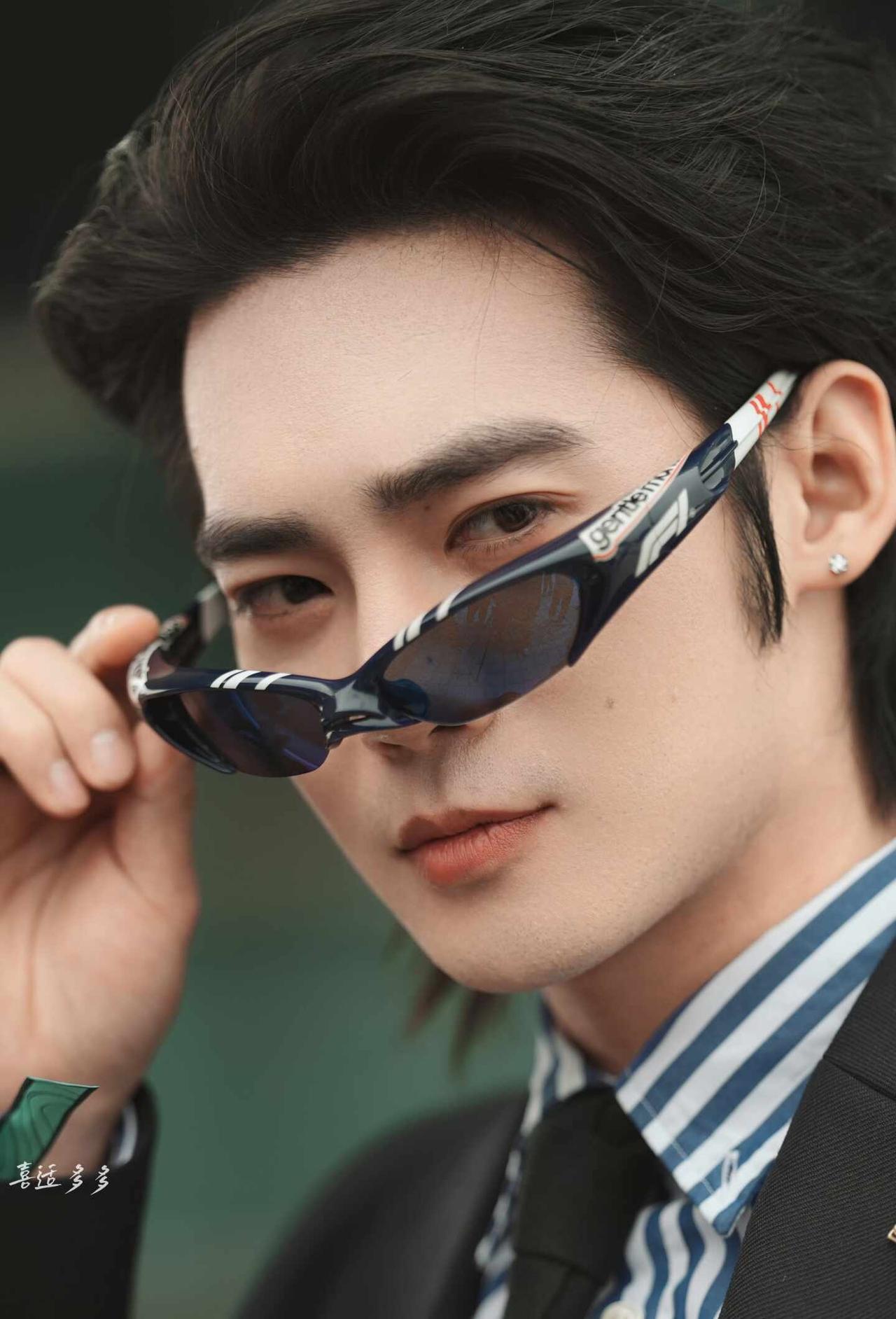 少爷！！！🍅💜💛
cr：见图中水印于适 f1