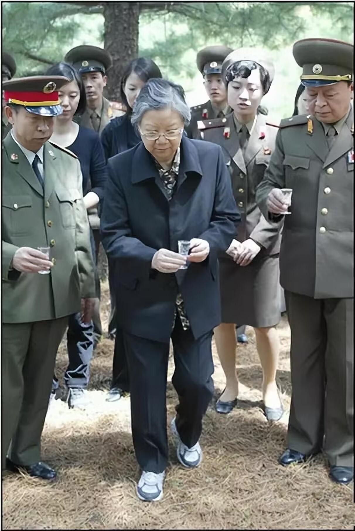 2006年5月12日，76岁的刘思齐，来到朝鲜大榆洞，这里是毛岸英烈士的牺牲地。