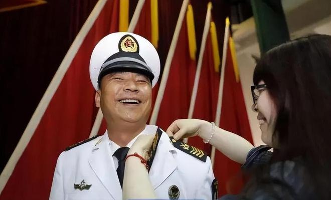 一级军士长是什么级别？

很多人说一级军士长，和副师级军官平级，因此相当于副师级