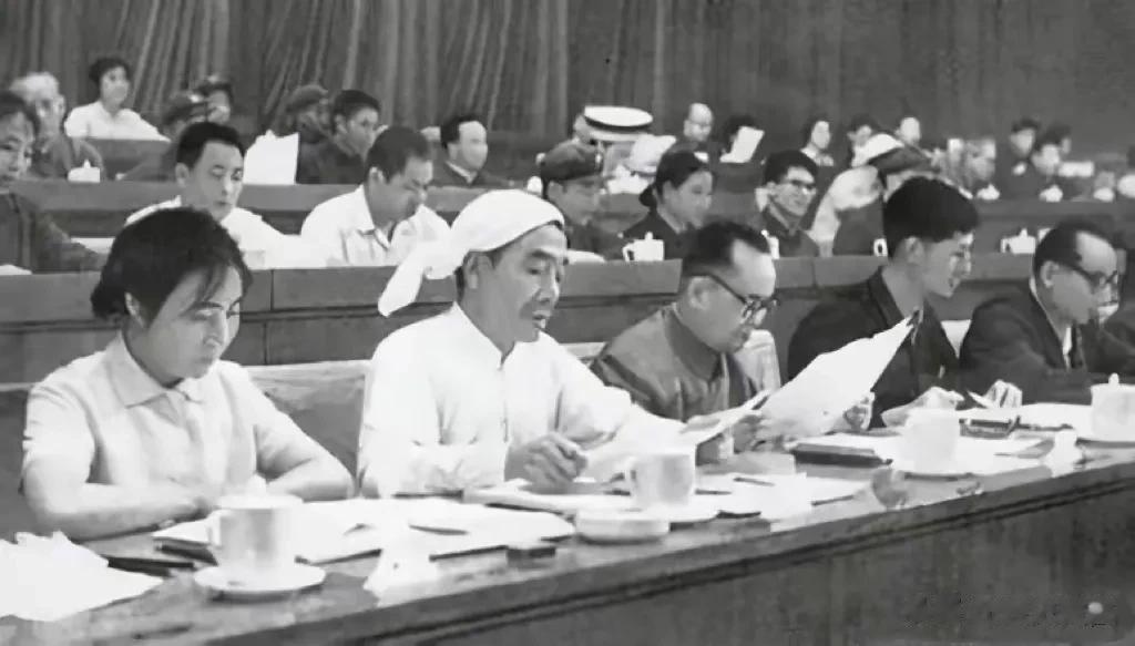 1975年1月，在四届人大一次会议上，时年37岁的吴桂贤被选为国务院副总理，据说