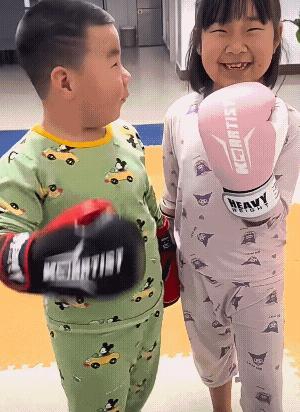 这小子除了偷袭一拳外，尽挨揍了!感觉比前4年打的狠多了哈![捂脸]
