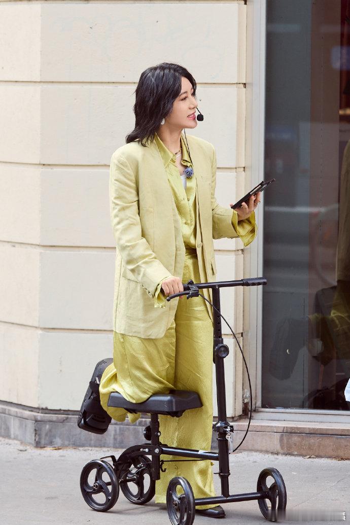 尚雯婕复旦舞霸柔韧度具象化巴黎合伙人名场面 脚伤挡不住尚雯婕！在《巴黎合伙人》收