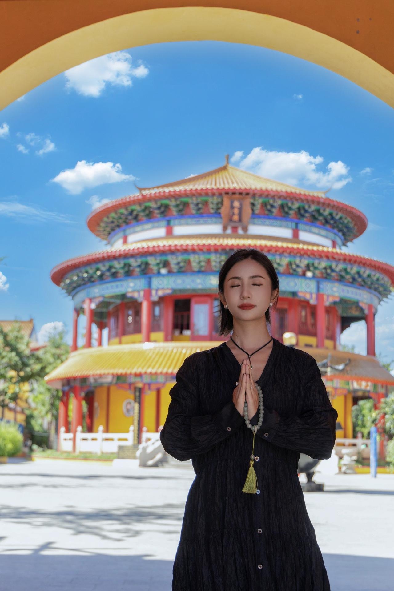 佛曾说:有求皆苦，无求乃乐。欲望是痛苦的源泉，放下欲望，便能得到内心的宁静。知足