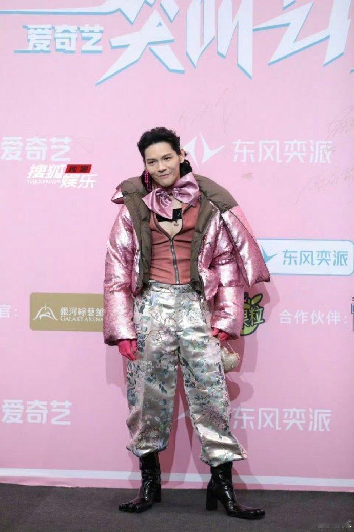 想笑向佐，却见他女装直播销售额高达五千万。 