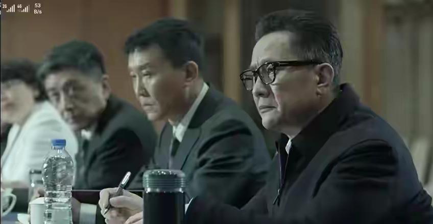 开会，纪委推门而进，某某某，在吗？

周围的人都看向某某某！

某某某弱弱起身，