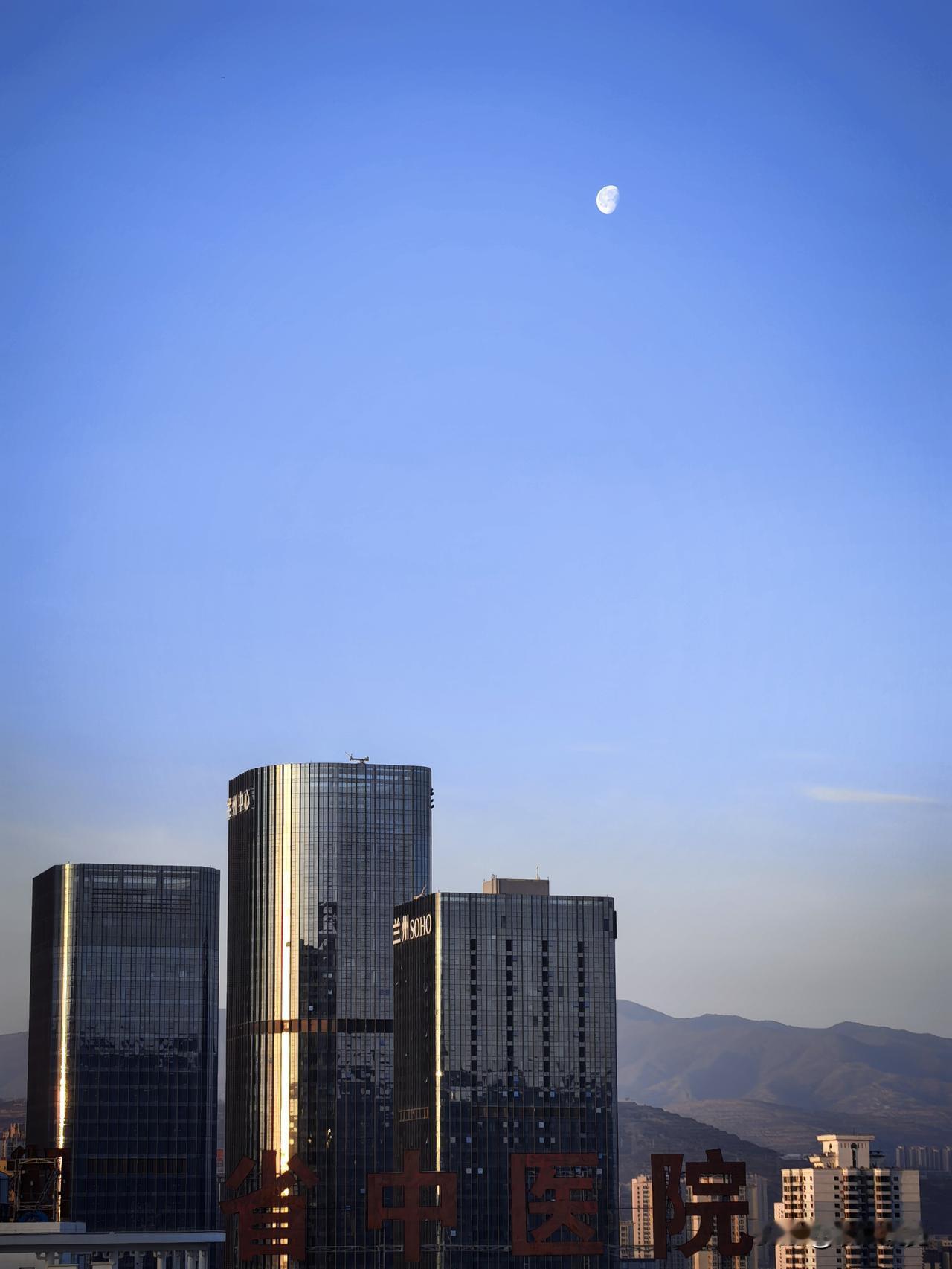 西部摄影 手机摄影 当金城的夜还未完全褪尽，一弯残月仍悬在澄澈的天幕之上，像一枚