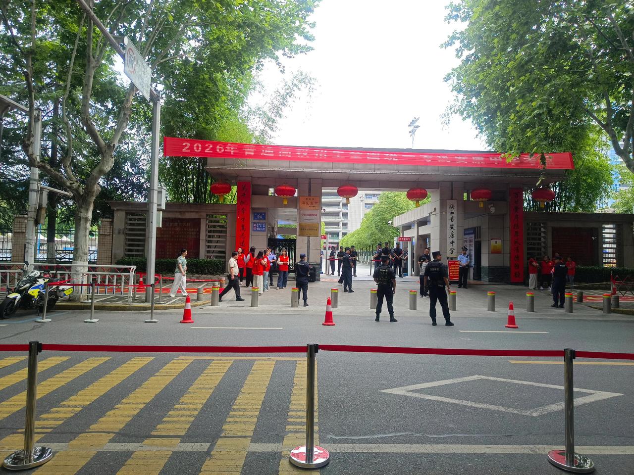 6月8日下午5点,2026年高考英语正式收卷。1290万考生齐齐松了一口气——"