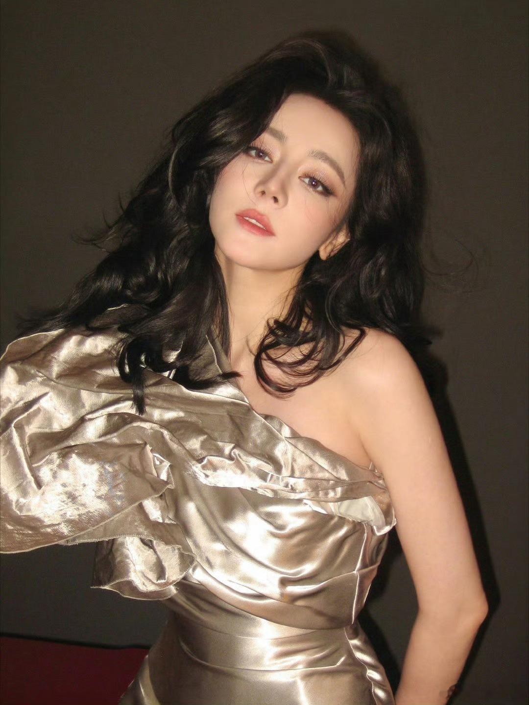 迪丽热巴真正有含金量的大满贯 金九、开年、周年档期全覆盖，热巴用实力证明，90后