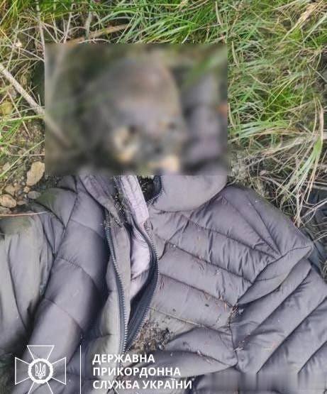 昨天，一具身着冬衣的乌克兰难民尸体在乌克兰-罗马尼亚边境被发现，
看起来已经死了
