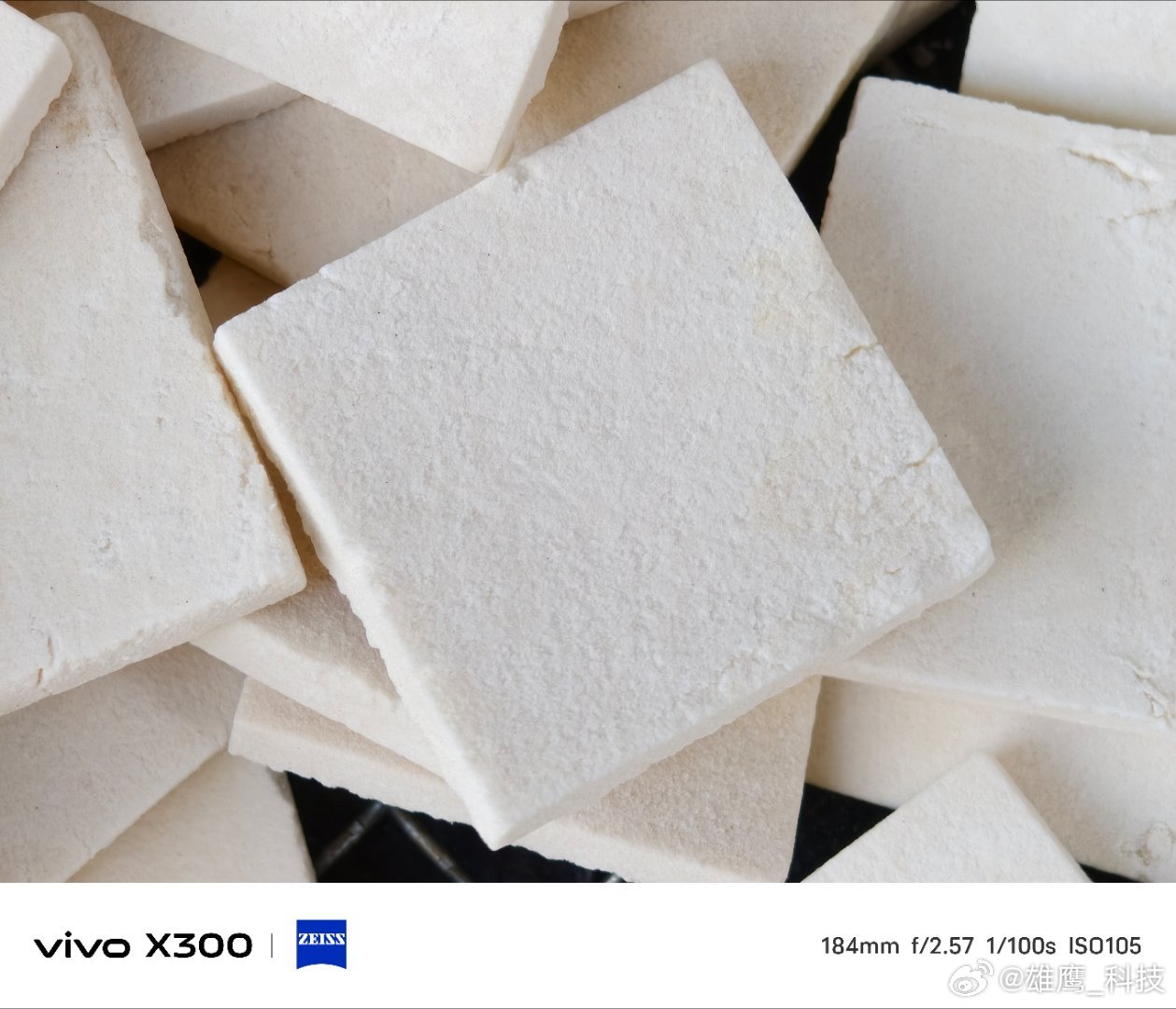 vivo 两位大姐动作娴熟又专注，从一推原料里只为挑选出精品，每一块都藏着手作的