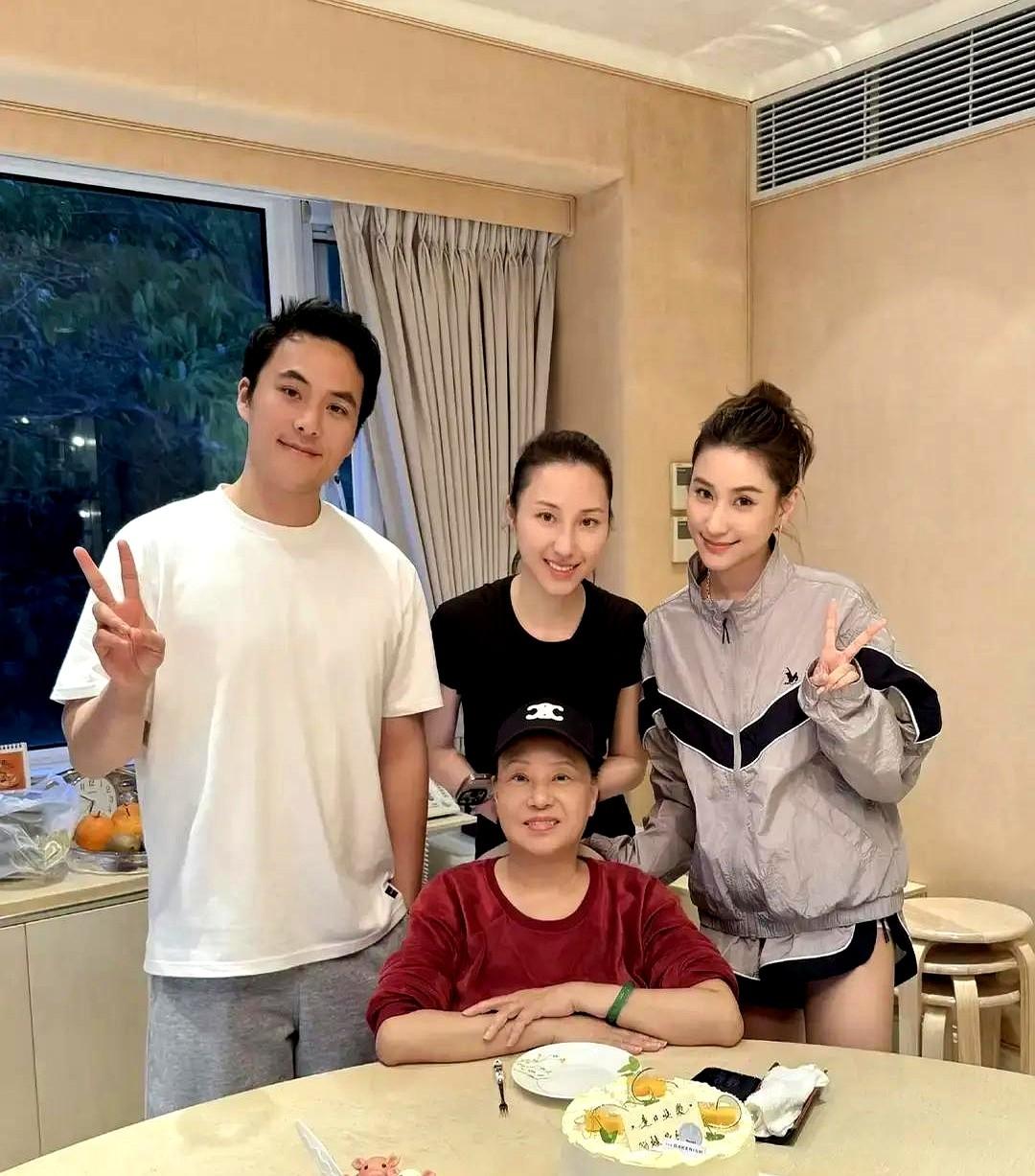 72岁生日照一出，赌王三太何婉珍的状态惊到不少人。

她从一个私人护士，到守在病