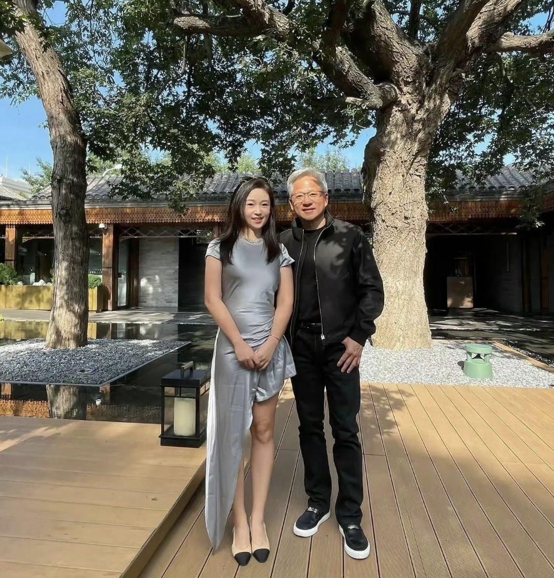 和黄仁勋合影的这位美女是谁呀，气质出众，面对黄仁勋一点都不紧张，泰然自若。黄仁勋