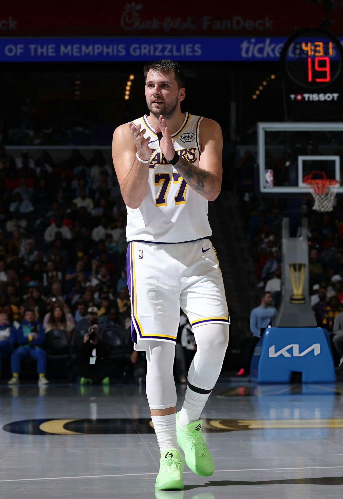 全场比赛结束，湖人117-112在客场战胜灰熊，开始连胜！东契奇复出第一场拿下4