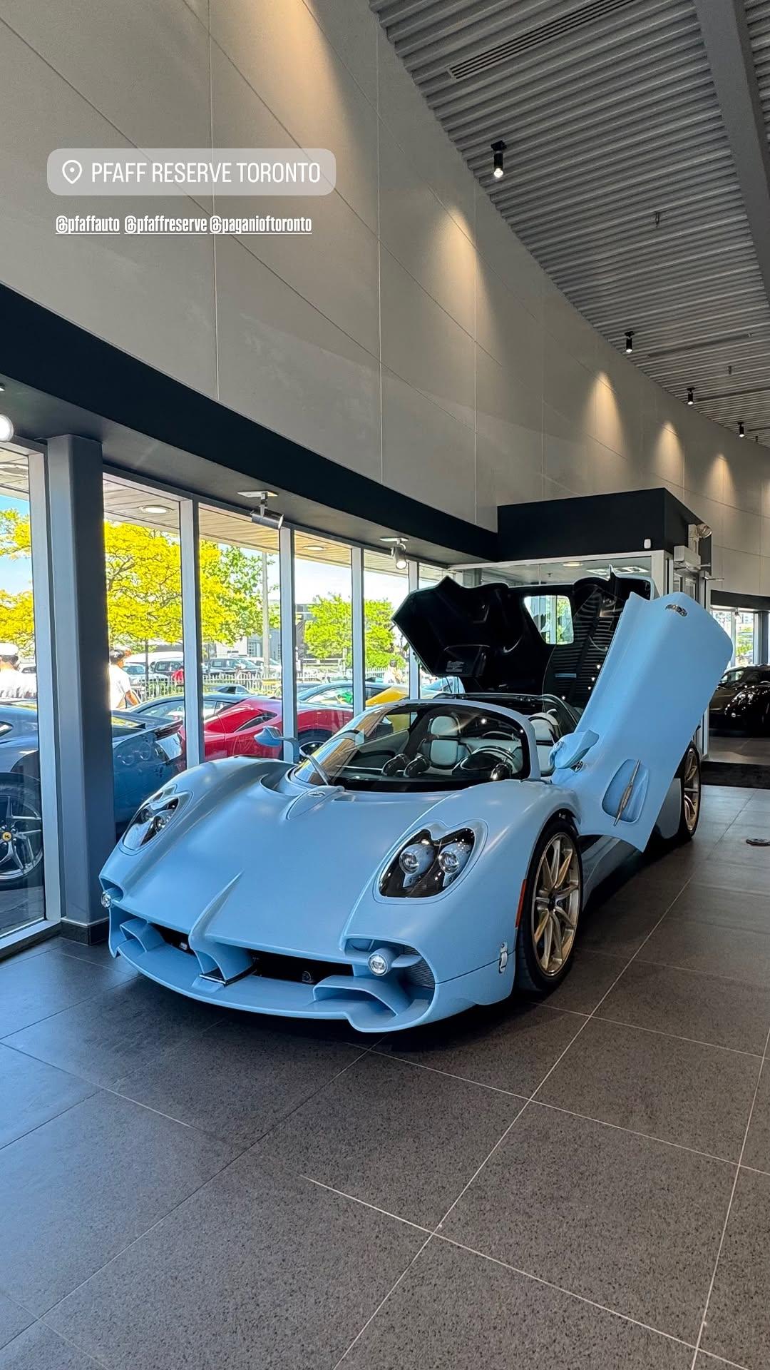 最新交付的一台阿祖罗蓝Pagani Utopia Roadster由加...