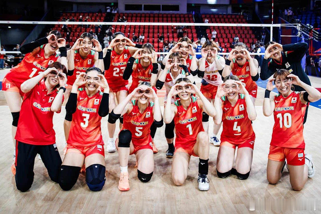 日本女排在昨晚3-2逆转塞尔维亚，比赛结束后摆出胜利姿势，媒体报道说是因为没有忘