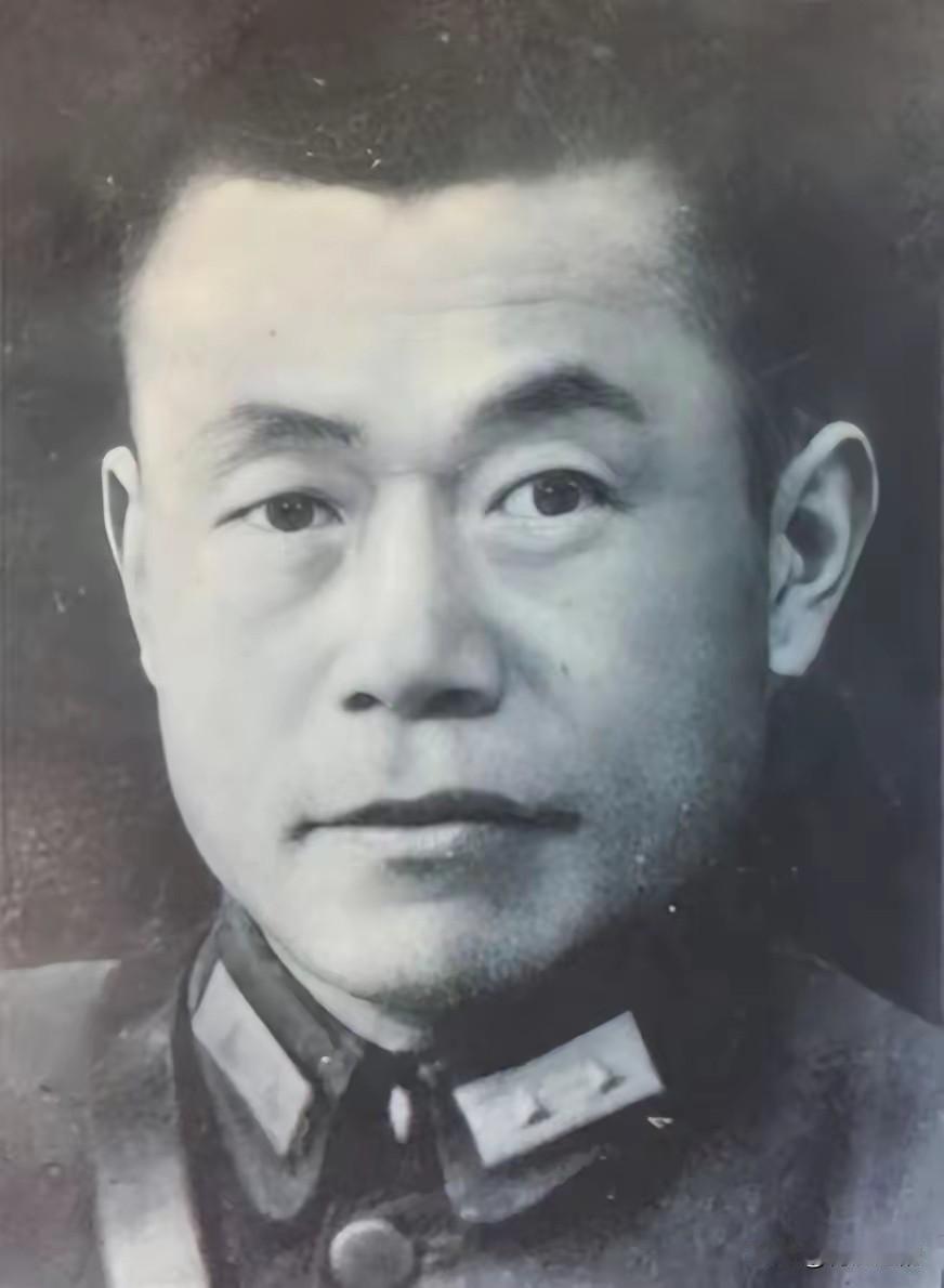 1949年，国军中将邱清泉战死沙场，妻子带着孩子们准备逃到台湾，到福建时，次子邱