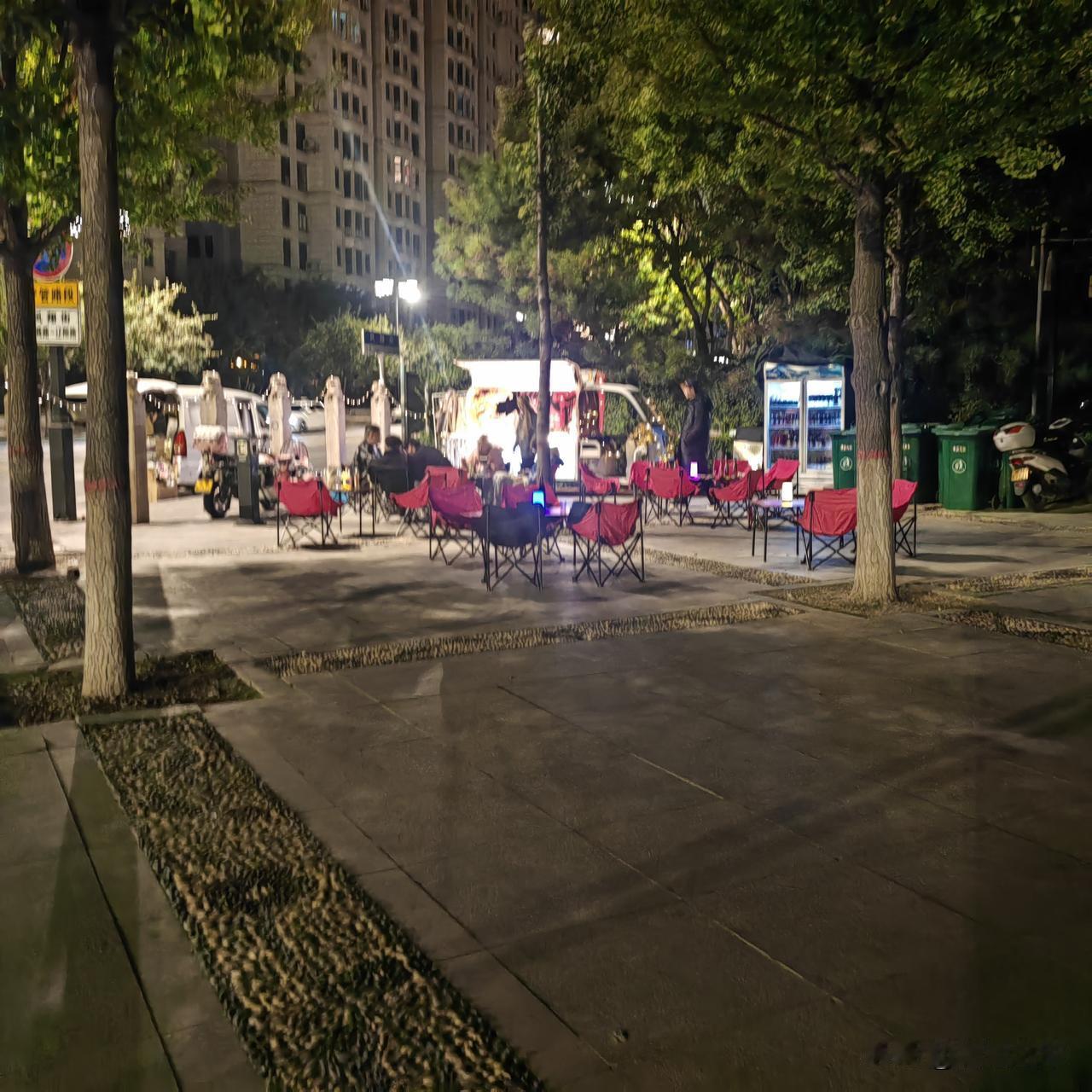 这是晋中少有的成都景
在晋商公园算盘入口，摆出了两家小摊儿，一家叫九元茶馆一家叫