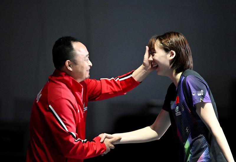 陈熠击败张本美和，教练李大成也有一份功劳！亚锦赛女单决赛，陈熠3：0击败张本美和
