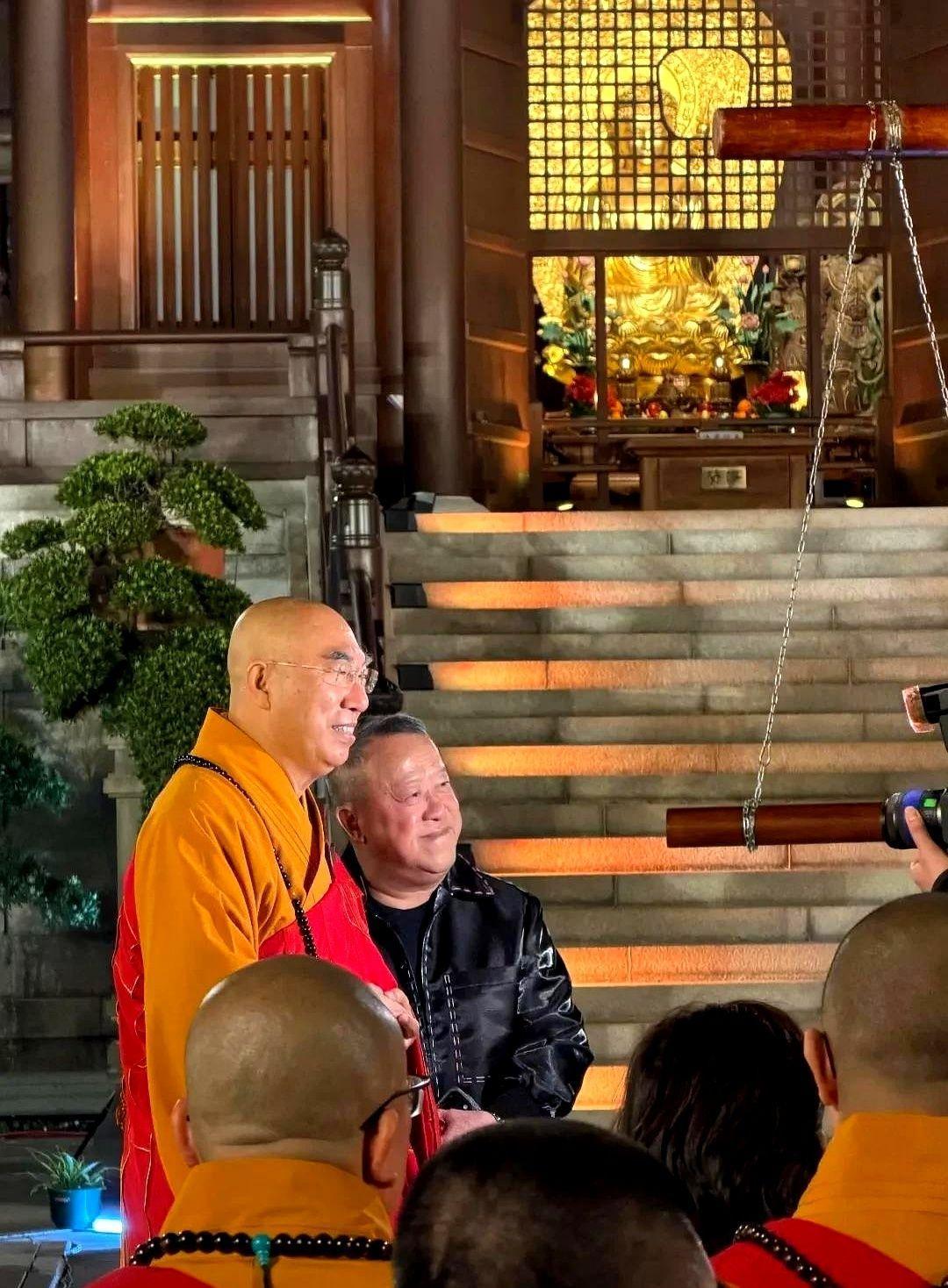 集体起立瞬间，曾志伟的7厘米厚底鞋露馅了。
黑色皮衣裹着气场，阔腿裤荡着风，但旁