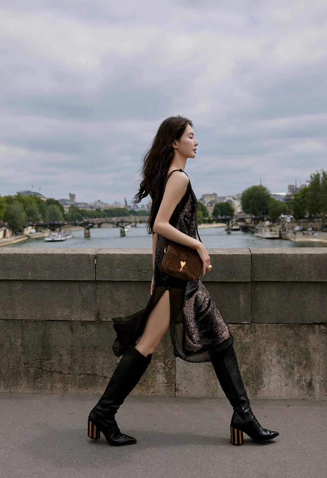 #金晨半透明深V##金晨暗夜星河深V裙# 巴黎时装周看秀look，黑色半透明深V