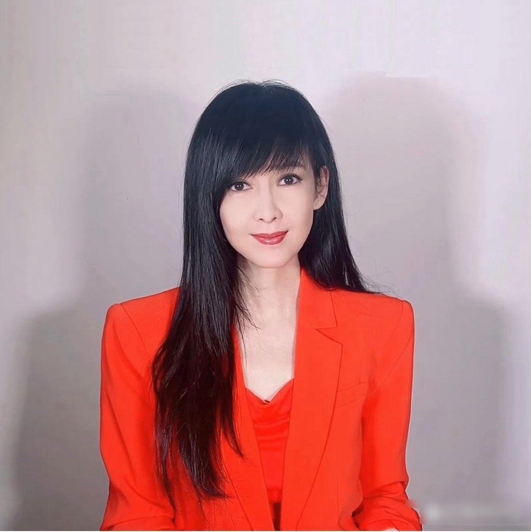 印象中女神周慧敏的发型都没怎么变，基本上都是斜刘海披发，要么拉直要么微卷，脸上总