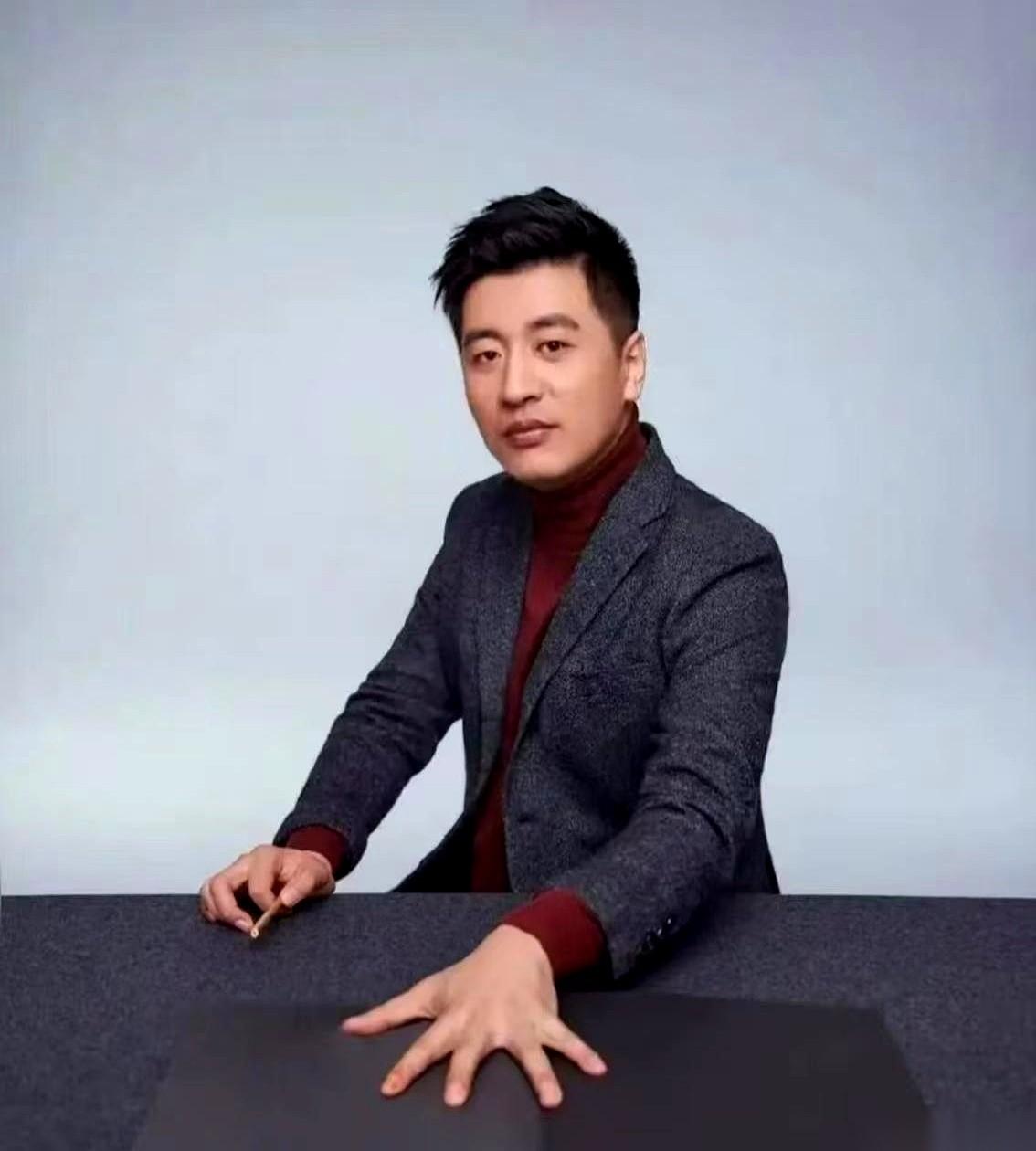 最后那条跑步的动态，是他拼了命，在跟死神抢人。
一个指点了千军万马过独木桥的人，