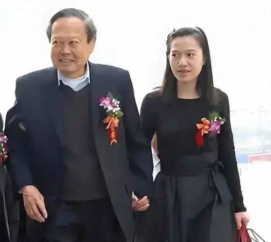 杨振宁离世七个月，围绕翁帆的争议始终没停。最近她在新疆旅行的照片流出，镜头里的她