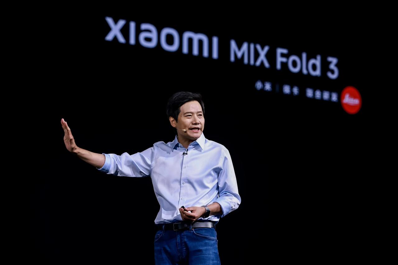 许多人买了折叠屏手机后，担心影响续航，不舍得用外屏。 
小米MIXFold3对外