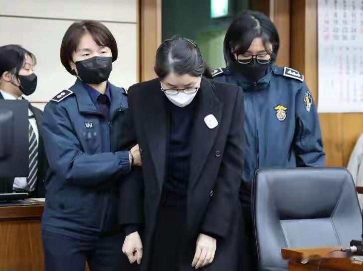 尹锡悦夫人金建希二审获刑4年
4月28号，韩联社报道，韩国首尔高等法院对前总统尹