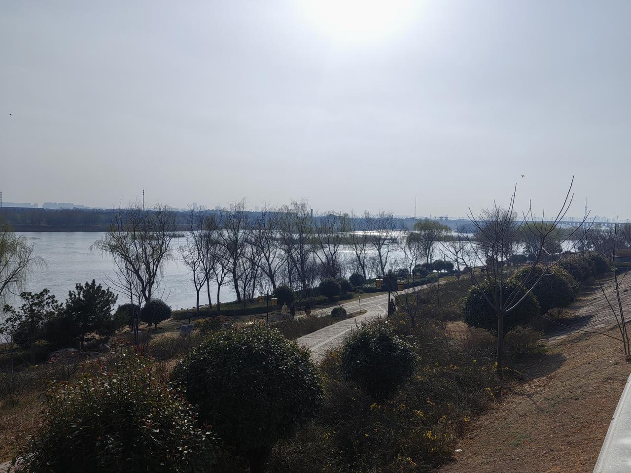 春天真的太让人爱了！冬爷爷走后，春姑娘就轻盈地来了。冰雪融化，小河欢快地唱歌，柳