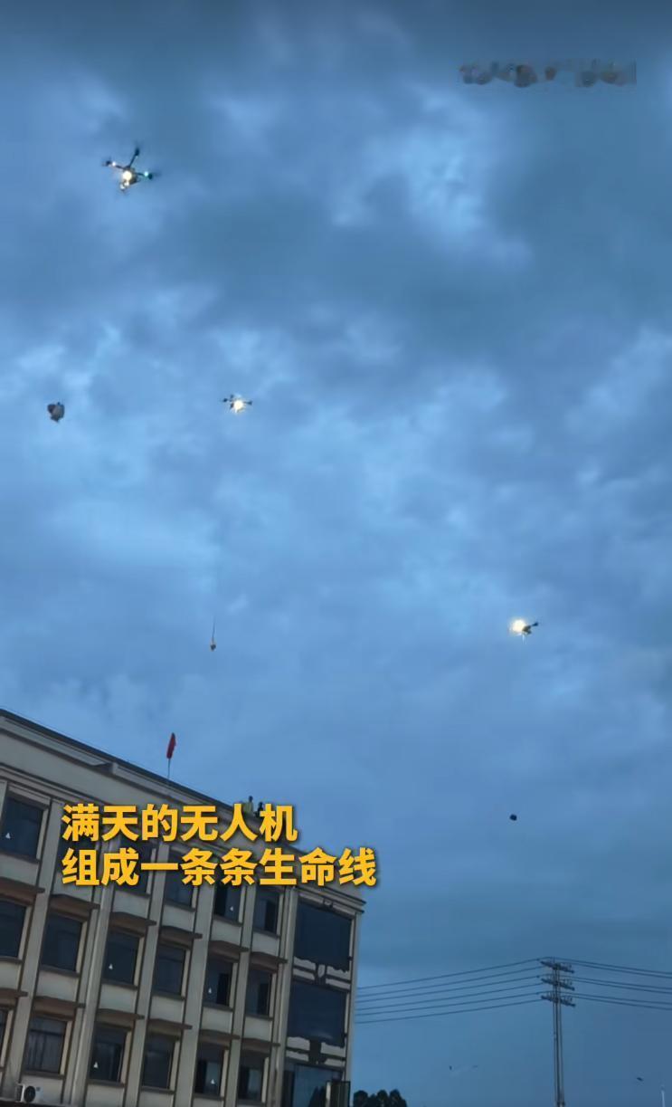 一方有难八方支援从来不是一句空话，消防、武警冲锋在前，民间志愿者跨城驰援互为补充