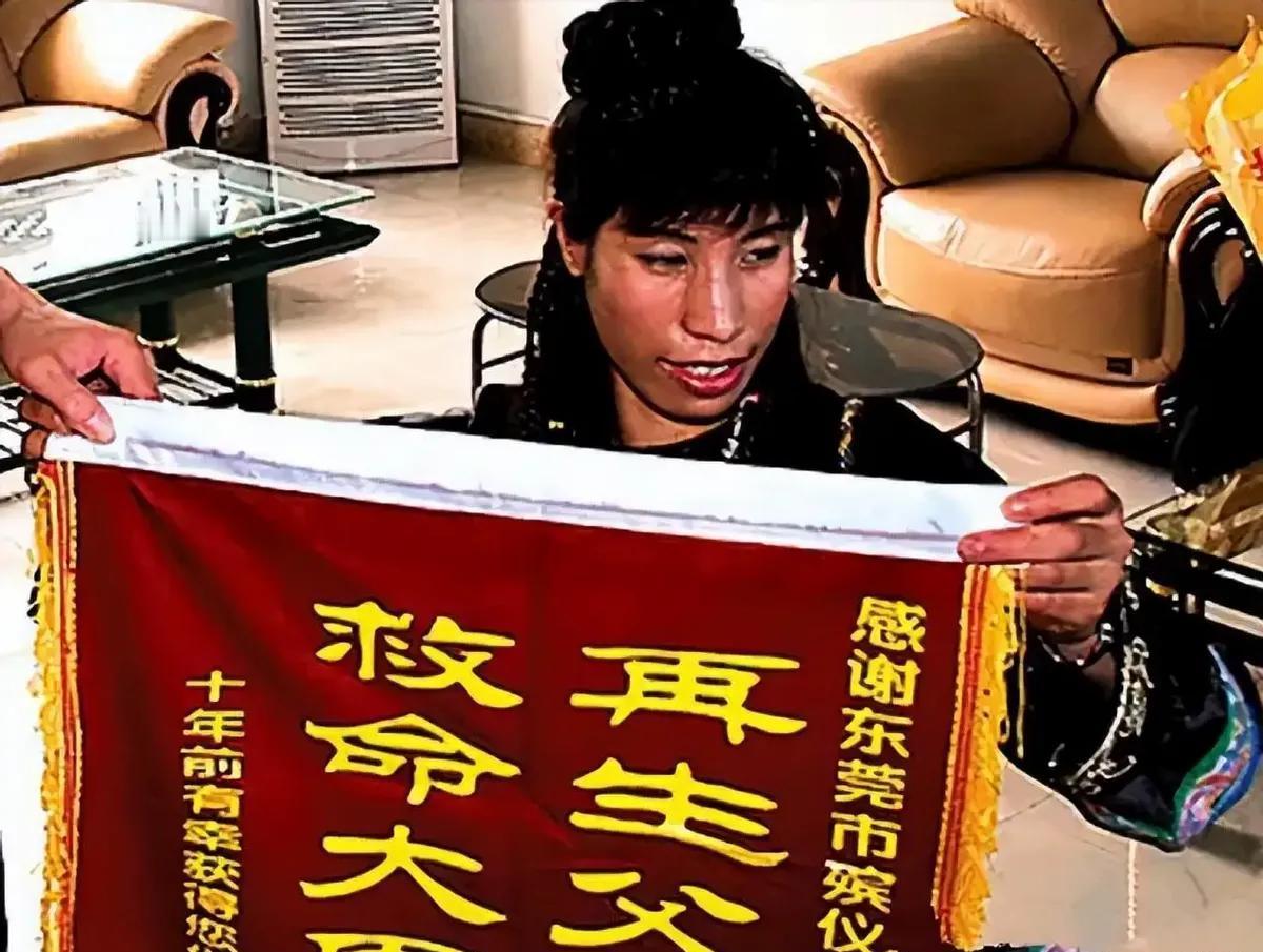 1995年，殡仪馆工人何亚胜正准备将一具女尸推进火化炉时，发现女尸的眼珠动了下，