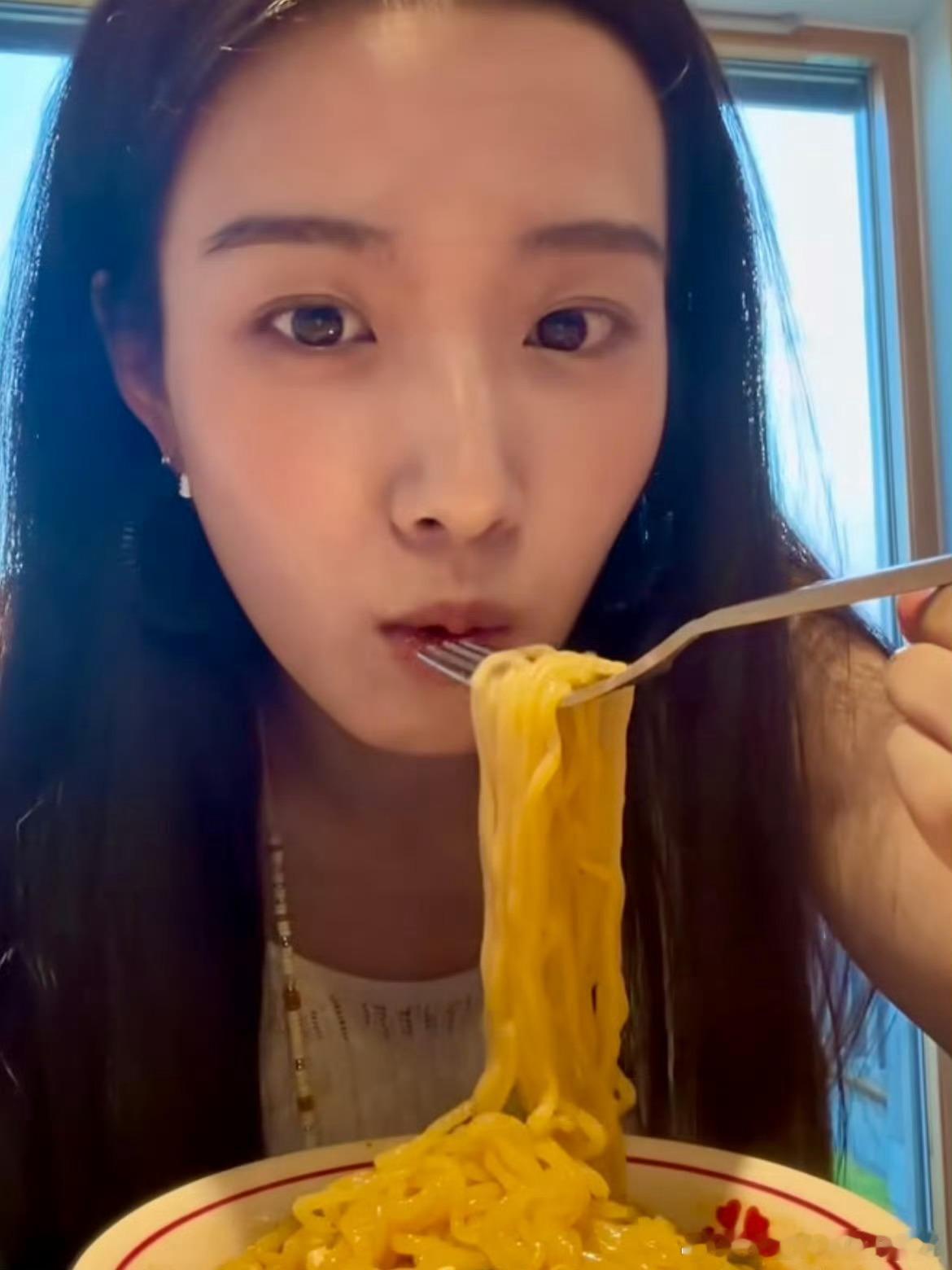 细嚼慢咽就会瘦吗，那我明天早上试试怪不得卢昱晓能瘦 ​​​