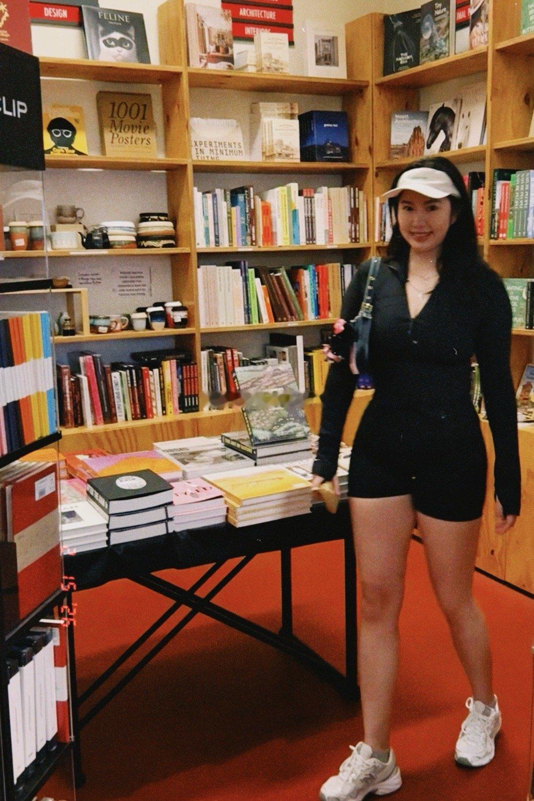 约约会Leo镜头下的我 总是眼神里有点狡猾 