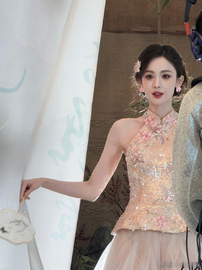 娜扎当真国色天香挂脖裙衬得肩颈线绝了，身材皮肤全是顶配，出场那瞬间美到我嗷嗷叫 