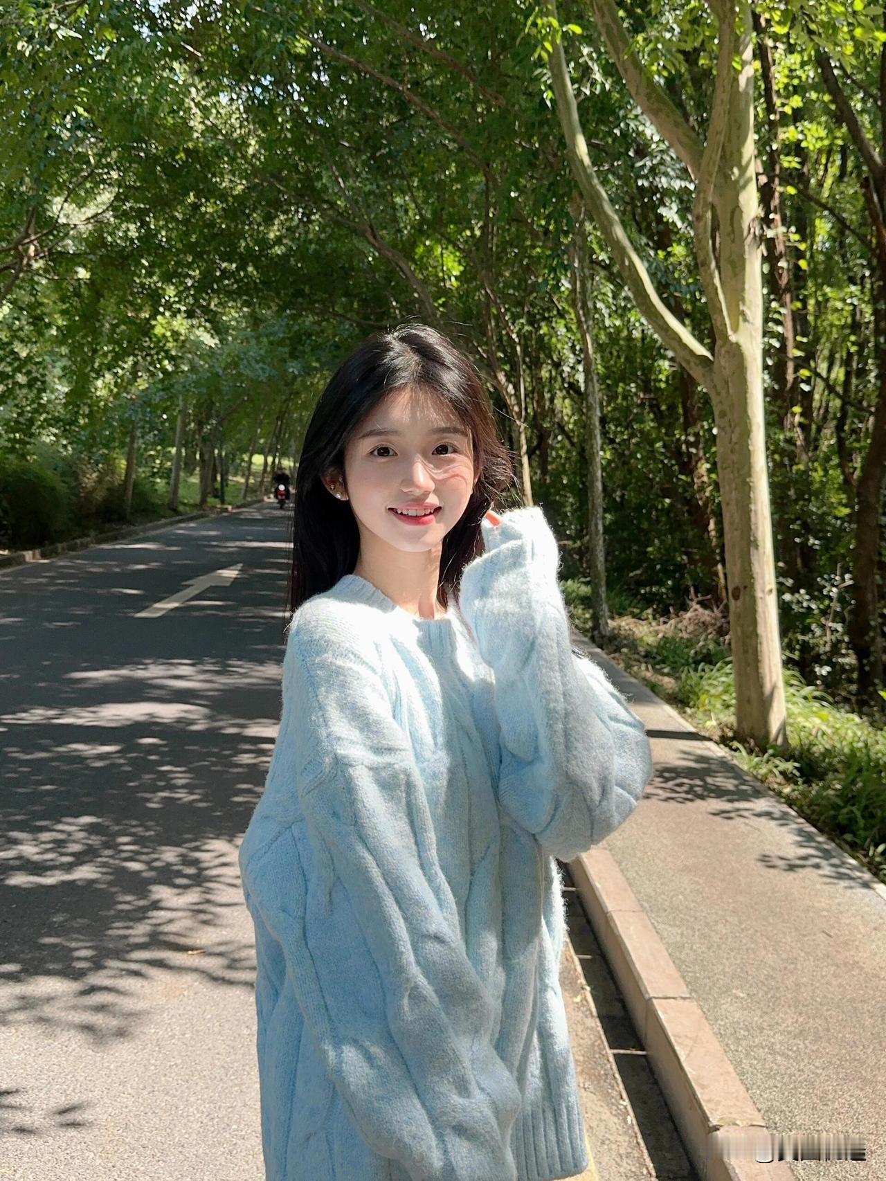 阳光洒在林间小道，微笑的女孩，温暖如春。