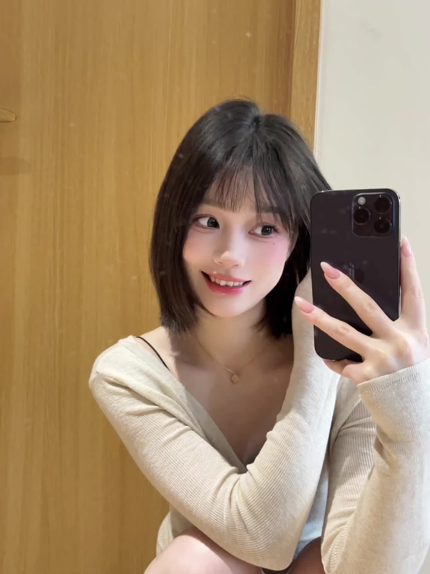 你好，可以帮忙擦镜子嘛