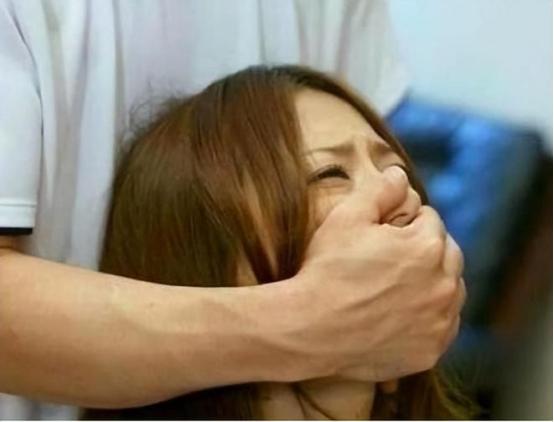 河北一女子晚上醉酒，一男子把她带回家，能看的不能看的都看了，还摸了，女子醒来发现