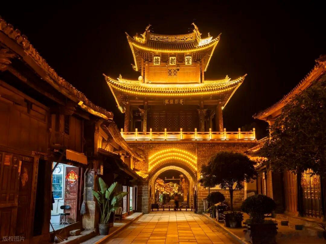 越来越觉得，最好的散心不是打卡人山人海的网红地，而是找一处人少清净的角落，和自己
