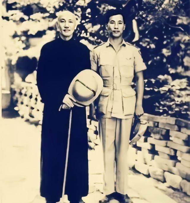 1966年，给蒋介石开了十年飞机的衣复恩，突然被捕，一关就是1066天。出狱那天