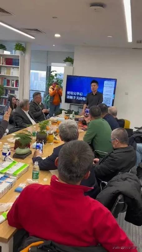 问大家一个问题，东方小孙先后两次破格提拔过董宇辉，还有一次极力挽留了董宇辉，不谈