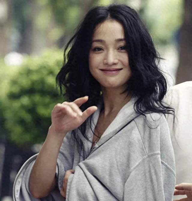 釜山升A后首位华语影后，竟是51岁的周迅！周迅哽咽谢父母