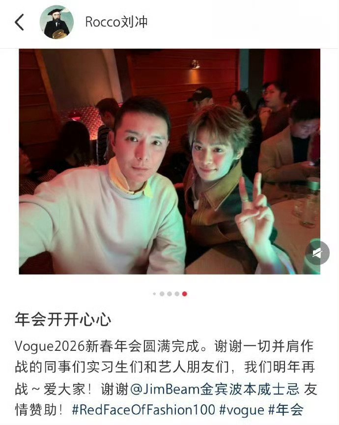 梓渝刘冲自拍刘冲晒了与梓渝自拍合照，又见比耶小梓！还看到了辛芷蕾梓渝同框，这是什