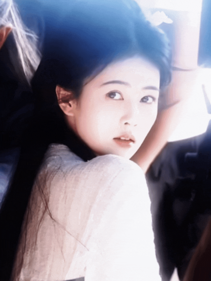 落花飘零伊人泪，岁岁年年君莫离。清风不解相思意，唯有茉莉伴叶璃。白鹿素颜做饭自拍