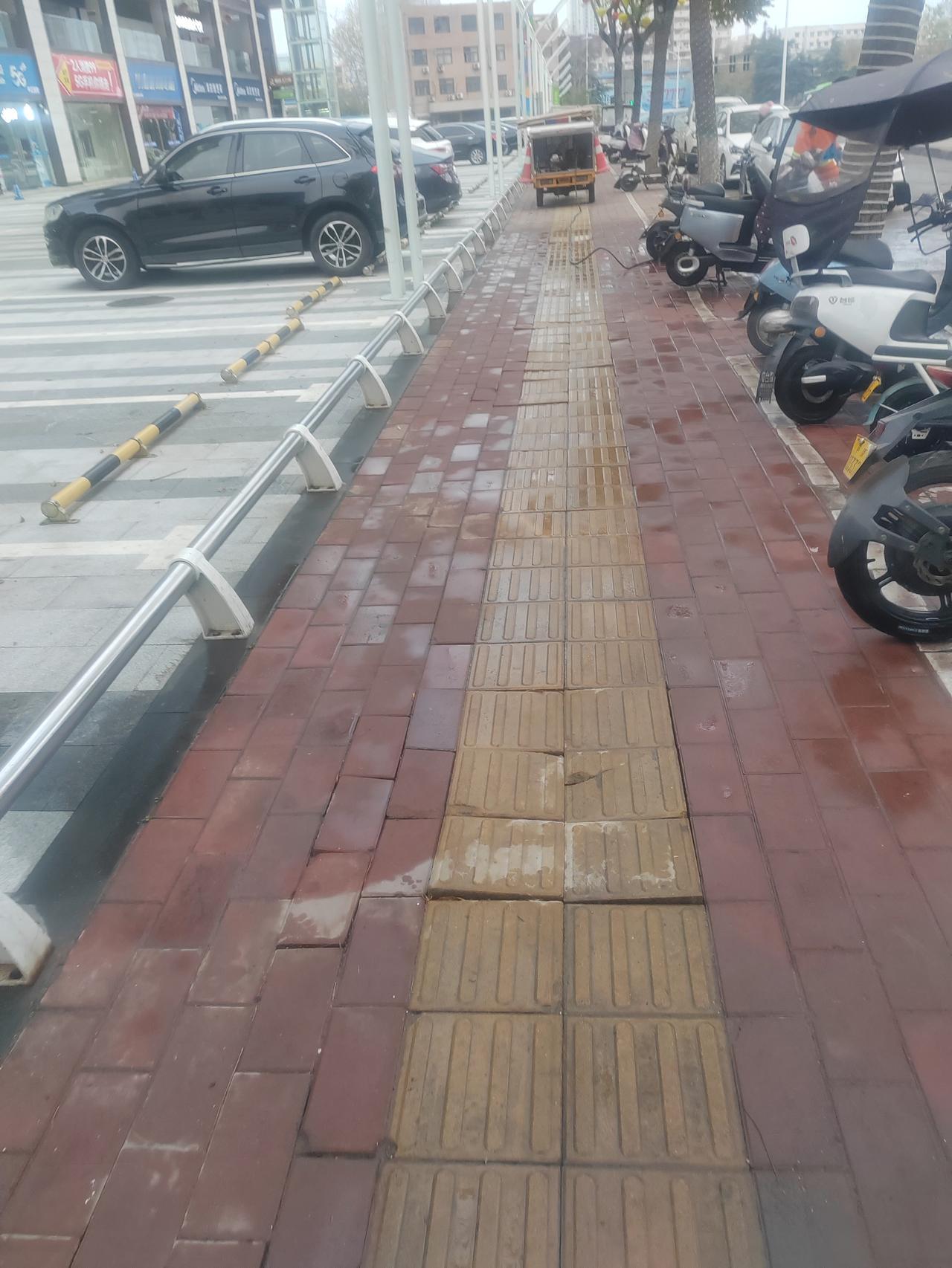 这纯粹就是在浪费水！
开源路铁路桥南九龙广场前的非机动车道和人行道，大概早上7点